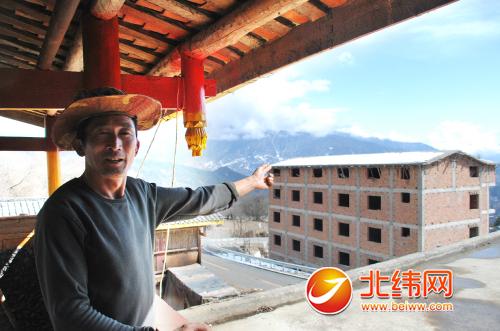 杨志华高兴地介绍他正在修建中的藏式宾馆。.jpg