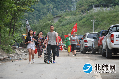 8月29日，群众步行安全通过抢通后的交通应急便道。.JPG