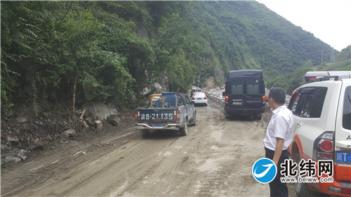 8月30日下午5点，国道351线宝兴穆坪镇境内恢复小型车辆单边管制通行.jpg