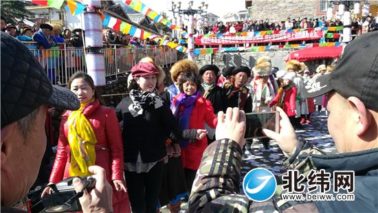 与藏族群众合影的游客.jpg