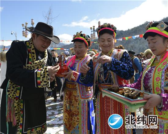 四川在线记者在节日中与藏族群众互动.JPG