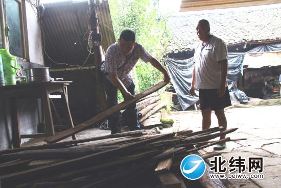 吴成军（左）正在搬迁村民家做最后的安全检查.jpg