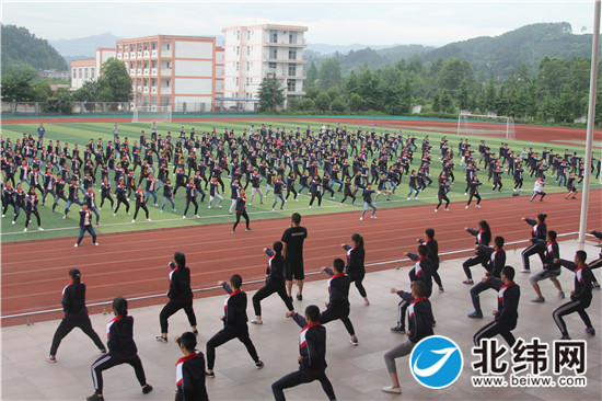 在名山区第三中学，大课间活动成为武术学习成果展示的平台.jpg