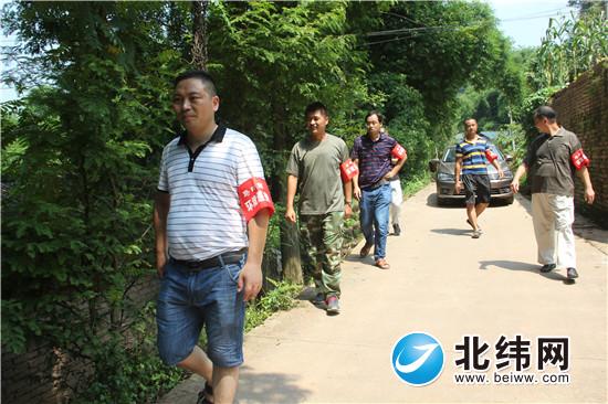 马岭镇环境巡查队正在村里巡查2.jpg