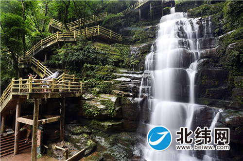 白龙潭瀑布white dragon pond waterfall（位于左峡谷）.jpg