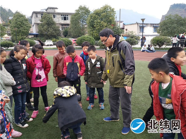 刘廷洪正在跟学生们一起上体育课.jpg