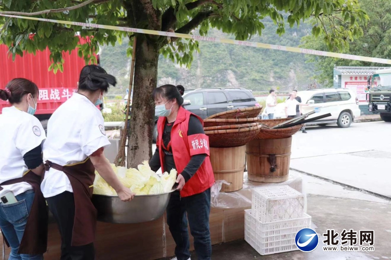叶建琴（右）与其他村民一起准备做饭的食材.jpg
