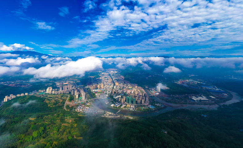 神驰洛水吴山外  家在清风雅雨间